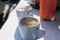 Zwischen Inselhüpfen und Beaches wird es bei unserer YOUNG LINE Rundreise in Griechenland auch Zeit für eine Pause mit belebendem griechischem Kaffee geben.