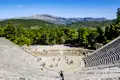 Auf unserer YOUNG LINE Rundreise durch Griechenland erleben wir Geschichte live, unter anderem im Theater von Epidauros - ob man im letzten Rang noch hört, was unten auf der Bühne einer sagt?