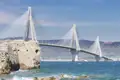 Über die fast drei Kilometer lange Rio-Andirrio-Brücke fahren wir auf unserer Rundreise mit YOUNG LINE vom Peloponnes zurück auf das griechische Festland nach Delphi.
