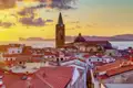 In Algheros Altstadt, der zweiten Station unserer YOUNG LINE TRAVEL Rundreise durch Sardinien, kommt uns dann vieles etwas spanisch vor! Der Stilmix der Kirche S. Francesco zwar weniger, aber warum die italienisch-katalanischen Straßenschilder? Alghero sonst: Kopfsteinpflaster und schöne Plätze, erster Ferienort der Insel, heute noch lebendig-quirlig.