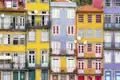 Während unserer YOUNG LINE TRAVEL Rundreise durch Portugal stoppen wir auch in Porto. Die Stadt ist berühmt für ihre bunten. oft gekachelten Häuserfronten - echte Hingucker!