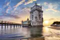 Unsere Fahrradtour während der YOUNG LINE TRAVEL Rundreise durch Portugal endet in Lissabon mit einem Fotoshooting vor dem Torre de Belém.