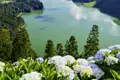 Neben dem Meer erleben wir auf unserer YOUNG LINE TRAVEL Reise auf den Azoren auch immer wieder Seen, Berge und bunt blühende Blumenmeere.