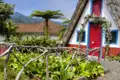 Auf unserer YOUNG LINE TRAVEL Reise für Traveller ab 35 Jahren nach Madeira besuchen wir auch das Dorf Santana. Dort stehen wunderliche bunte Häuschen, deren Strohdächer fast den Boden berühren.