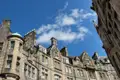 Edinburgh muss man sich erlaufen und die in unterschiedlichsten Grautönen gesprenkelten Fassaden der Stadt bewundern. Genau das steht auch auf dem Programm unserer YOUNG LINE TRAVEL Rundreise durch Schottland.