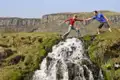 Auf unserer YOUNG LINE TRAVEL Rundreise durch Schottland erleben wir die raue Natur hautnah und wandern gemütlich durch die Berge.