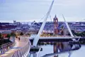 Auf unserer YOUNG LINE Rundreise durch Irland überqueren wir die Grenzen nach Nordirland und erreichen Derry – wir spazieren zum Ufer des River Foyle, dem neuen Gesicht der Stadt, und später vielleicht in eine der angesagten Brauereien auf der anderen Seite der Peace Bridge.