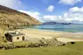 Auf unserer YOUNG LINE Rundreise über die Insel Irland genießen wir immer wieder die Aussicht auf einsame Buchten und wunderschöne Strände mit glasklarem Wasser oder tosender Brandung.