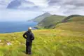 Auf unserer YOUNG LINE Reise durch die Grüne Insel Irland unternehmen wir einen Tagesausflug nach Achill Island - eine ursprüngliche, raue Insel mit einsamen Buchten und wunderschönen Stränden.