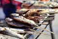 Auf unserer YOUNG LINE Reise nach Norwegen werden wir es genießen: Frischer Fisch ist angesagt, ob wie hier vom Grill, eingelegt oder gar in Tuben!
