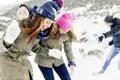 Auf unserer YOUNG LINE Reise durch Island im Winter erleben wir heiße Quellen, gigantische Gletscher und tosende Wasserfälle -  für eine Schneeballschlacht zwischendrin bleibt natürlich auch noch Zeit.