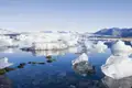 Schon mal ein kleiner Vorgeschmack auf eines der Highlights unserer Rundreise mit YOUNG LINE durch Island: In der Gletscherlagune Jökulsarlon erwarten uns später noch riesige Eisschollen, die in verschiedenen Farben leuchten.