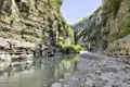 Auf unserer YOUNG LINE Reise nach Albanien wandern wir gemeinsam hinab in die kühle Schlucht des Osumi-Canyon