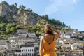 Unbedingt sehenswert auf unserer YOUNG LINE Reise nach Albanien: die Stadt Berat, auch bekannt als Stadt der 1000 Fenster