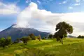 Bei unserem Aufenthalt in Banos während unserer YOUNG LINE TRAVEL Rundreise für Traveller ab 35 Jahren durch Ecuador können wir immer wieder ein Blick auf den 5016 m hohen Vulkan Tungurahua erhaschen.