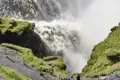 Auf unserer YOUNG LINE Rundreise durch Island bewundern wir die Highlights des Golden Circle: die Wassermassen des Gullfoss konkurrieren mit dem Großen Geysir.