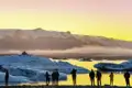 Auf unserer YOUNG LINE Rundreise durch Island machen wir einen Zwischenstopp an der Gletscherlagune Jökulsarlon: Im Wasser treiben Mini-Eisberge, und unsere Speicherkarten füllen sich.