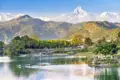 Bei einer Bootsfahrt auf dem Pewa-See auf der Rundreise durch Nepal erleben Sie das beeindruckende Bergpanorama.