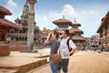 Bei Ihrer Rundreise stürzen wir uns ins Getümmel am Hauptplatz Durbar Square. Hier dokumentieren Königspalast, Pagoden und Tempel die hohe Kunst der hiesigen Holzschnitzerei.