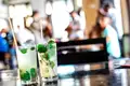 Frisch gemixter Mojito - mit Minze, Limette und kubanischer Gastfreundschaft! Auch dafür gibt es genügend Gelegenheit auf unserer Marco Polo-Reise durch Kuba in der Mini-Gruppe!