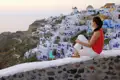 Diese Rundreise ist Insel-Hopping über die Kykladen. Als letzte der Inseln besuchen wir Santorin und genießen in der lauen Abendstimmung den Sonnenuntergang.
