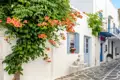 Auf Paros spazieren wir auf unserer Rundreise über die Kykladen durch die Gassen der Hafenstadt Parikia.