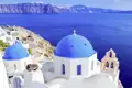 Auf der Kykladeninsel Santorin, die wir auf unserer Rundreise in der Mini-Gruppe kennenlernen, strahlen die kleinen Dörfer in Weiß und Blau.