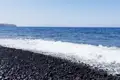 Auf unserer Kykladen-Rundreise ist auf Santorin Zeit zum Relaxen am schwarzen Vulkanstrand von Kamari.