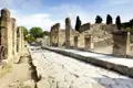 Auf unserer Entdeckerreise zum Golf von Neapel besichtigen wir natürlich die Ruinen des vom Vesuv zerstörten Pompeji (UNESCO-Welterbe). Zwischen Säulen und Mosaiken erfahren wir etwas über die  letzten dramatischen Stunden, bevor die Stadt komplett ausgelöscht wurde.