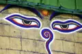 Auf Ihrer Rundreise in der Mini-Gruppe durch Nepal besuchen Sie den Swayambunath-Stupa: Die Augen an der Wand des Tempels sind ein echter Hingucker.