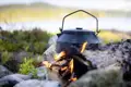 Typisch für Finnland ist der Kaffee vom Lagerfeuer, den wir auf unserer YOUNG LINE Reise  frisch zubereitet in der Wildnis genießen.