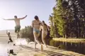 Auf unserer YOUNG LINE Reise nach Finnland haben wir auch Gelegenheit, in den einen oder anderen See zu springen.