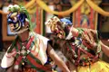 Maskentänzer während des Jambay-Lhanhang-Drup Festes in Bhutan.