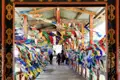Auf Ihrer Rundreise durch Bhutan besuchen Sie zahlreiche Klöster. Bunte Gebetsfahnen weisen Ihnen den Weg zum Eingang der Klöster, so wie hier in Thimphu.