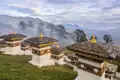 Auf dem Weg von Punakha nach Thimpu passieren Sie den Dochu-La Pass in Bhutan.