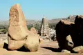 In Karnataka besuchen Sie die ehemalige Metropole des Hindureiches Hampi - eine der spektakulärsten Sehenswürdigkeiten Südindiens. Über ein weitläufiges Gelände verteilt, sehen Sie gigantische Felsbrocken, Jahrhunderte alte Tempel und Reste der ehemaligen Königsstadt.