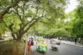 Der Verkehr in Mysore ist, wie überall in Indien, oft chaotisch. Hupende Autos, bunte Tuktuks und Fußgänger suchen sich Ihren Weg durch den Trubel.