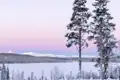Winterliche Landschaft mit verschneiten Bäumen und Bergen auf der Reise nach Lillehammer in.
