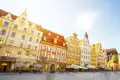Auf unserer Top-Preis-Reise sehen wir historische Gebäude am Marktplatz von Breslau.