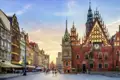 Auf unserer Top-Preis-Reise sehen wir den Marktplatz von Breslau mit dem historischen Rathaus.