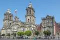 Wir starten unsere Rundreise durch Mexiko an der Kathedrale von Mexiko-Stadt am Hauptplatz Zócalo