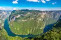 Mit dem Boot erkunden wir auf der Marco Polo Rundreise durch Mexiko den atemberaubenden Sumidero-Canyon