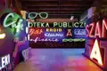Im angesagtesten Viertel Praga besuchen wir das knallbunte Neon-Museum.