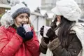 Bei einer Tasse heißer Schokolade können wir uns auf dem Weihnachtsmarkt in Warschaus Altstadt erwärmen und auf den Jahreswechsel einstimmen.