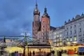 Zwischen Lichterglanz, Holzbuden und dem Duft von Zimt und Mandeln, wärmen wir uns auf dem Weihnachtsmarkt in Krakaus Altstadt mit einem heißen Grzaniec, polnischen Glühwein, auf.