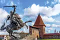 Bei Ihrer Rundreise durch das Baltikum machen Sie eine Stadtrundfahrt durch Tallinn: in der Oberstadt der Domberg mit Schloss, Alexander-Newski-Kathedrale sowie unzähligen Palästen, in denen einst die Ritter residierten; unten die engen Gassen der Altstadt, die fast komplett von einer Stadtmauer mit wehrhaften Türmen umschlossen werden.