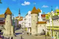 Die Türme des Viru-Tors in Tallinn, ein Wahrzeichen der Stadt, das Besucher in die historische Altstadt willkommen heißt - so auch Sie auf Ihrer Rundreise durch das Baltikum.