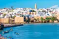Die Kasbah des Oudaias, die Altstadt Rabats, liegt direkt am Meer. Vor Ihrer historischen Stadtmauer schaukeln die Fischerboote im Hafen.