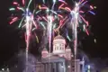 Auf unserer Gruppenreise genießen wir unser Silvester-Dinner in Helsinki und schauen uns das Feuerwerk im Stadtzentrum an.