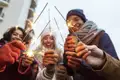 Eine Gruppe junger Reisender feiert mit Wunderkerzen Silvester in Helsinki
